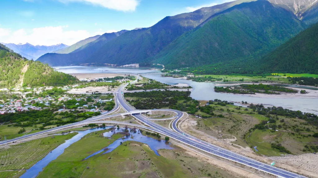Nyingchi Lhasa Express Highway Bridge