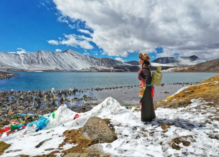 tibetan woman lake