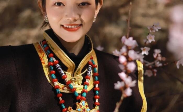 Nyingchi girl tradditional clothes