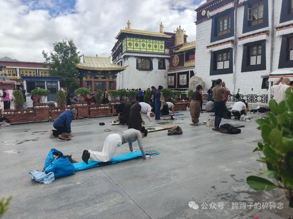 Prostration in Tibet Buddhism01 - Tour Travel Tibet: Expert Tibet Tours & Permits Prostration in Tibet Buddhism01