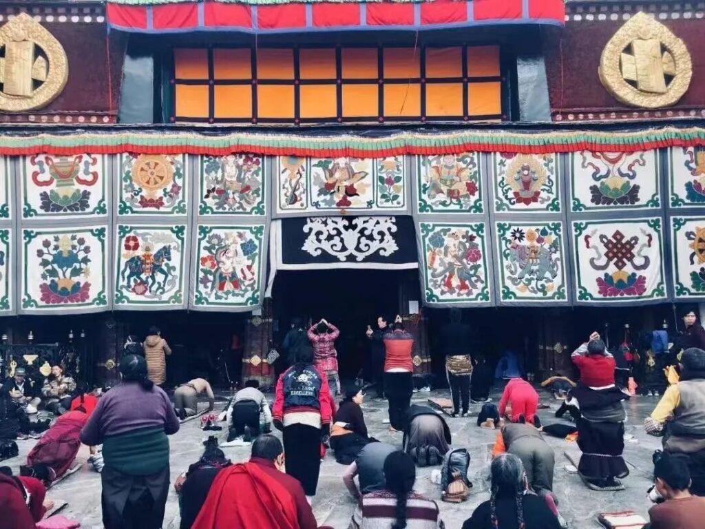 Prostration in Tibet Buddhism02 - Tour Travel Tibet: Expert Tibet Tours & Permits Prostration in Tibet Buddhism02