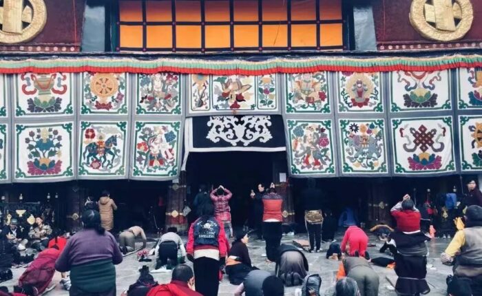 Prostration in Tibet Buddhism02