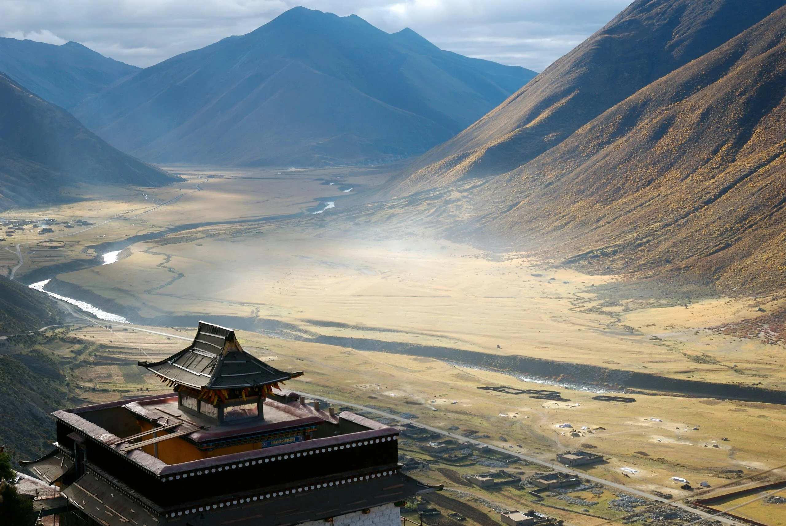 Exploring Tibet: A European's Guide to the Land of Eternally Blue Skies - Introduction to Tibet