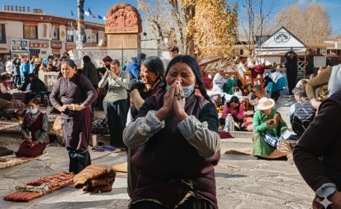 prostration in Tibet Lhasa